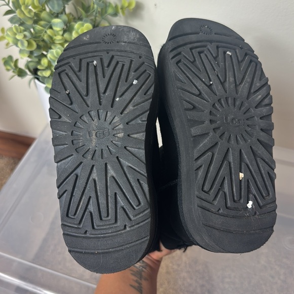 UGG Classic Mini Platform Black Little Girl Size 13 - Picture 6 of 9